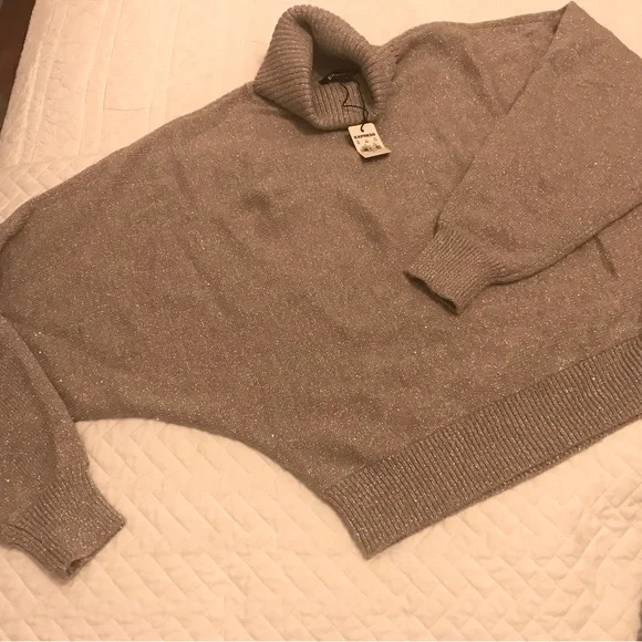 NWT Express Metallic Gold Batwing Turtleneck Sweater - Picture 4 of 5